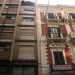 Foto 11. Proseguendo, vicino a uno scialbo palazzo in cemento color bronzo e mattonelle marroni privo di balconi, troviamo un altro splendido edificio depoca rosso scuro sede di una scuola dinglese 
